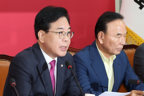 국민의힘 송언석(왼쪽) 비상대책위원장 겸 원내대표가 8월 11일 서울 여의도 국회에서 열린 비상대책위원회의에서 발언하고 있다. [연합뉴스]