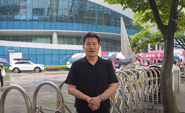 국민의힘 전당대회 첫 합동연설회에서 소란을 일으켜 연설회장 출입이 금지된 한국사 강사 출신 유튜버 전한길씨가 12일 두 번째 합동연설회가 열린 부산 벡스코(BEXCO) 앞에서 입장을 밝히고 있다. [유튜브 ‘전한길뉴스’]