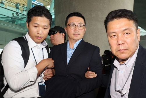 김건희 여사 일가의 ‘집사’로 지목된 김예성씨가 12일 인천국제공항 제1여객터미널을 통해 입국한 뒤 민중기 특별검사팀에 체포돼 이동하고 있다.  [사진공동취재단]
