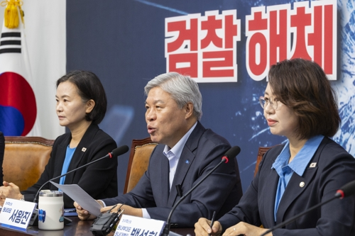 조국혁신당 서왕진(가운데) 원내대표가 12일 국회에서 열린 의원총회에서 발언하고 있다. [연합뉴스]