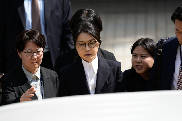 윤석열 전 대통령 부인 김건희씨가 12일 오후 서울 서초구 서울중앙지법에서 열린 구속 전 피의자 심문(영장실질심사)을 마치고 법원을 나서고 있다. [사진공동취재단]