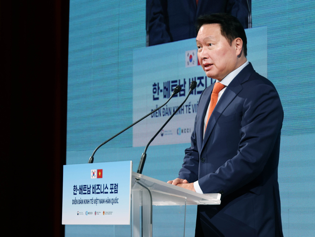 최태원 대한상공회의소 회장이 12일 소공동 롯데호텔에서 열린 ‘한-베트남 비즈니스 포럼’에 참석해 개회사를 하고 있다. 대한상공회의소 제공