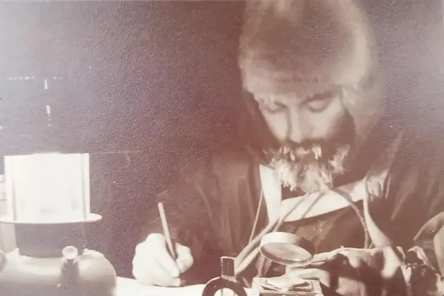 데니스 벨이 일기를 쓰는 모습을 담은 흑백 사진. [영국 남극연구소 홈페이지 캡처]