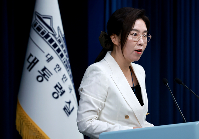 한미 정상회담 개최 브리핑 하는 강유정 대변인. 연합뉴스