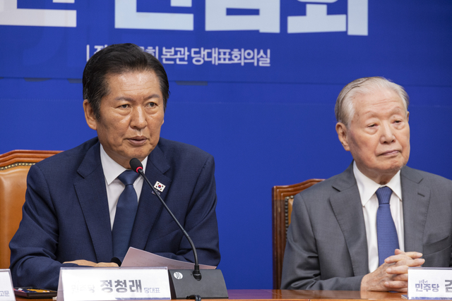정청래 더불어민주당 대표가 12일 국회에서 열린 상임고문단 간담회에서 인사말을 하고 있다. [연합뉴스]