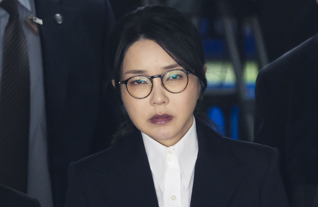 윤석열 전 대통령 부인 김건희씨가 12일 구속 전 피의자 심문(영장실질심사)을 마친 뒤 서울 서초구 서울중앙지법을 나서고 있다. [사진공동취재단]