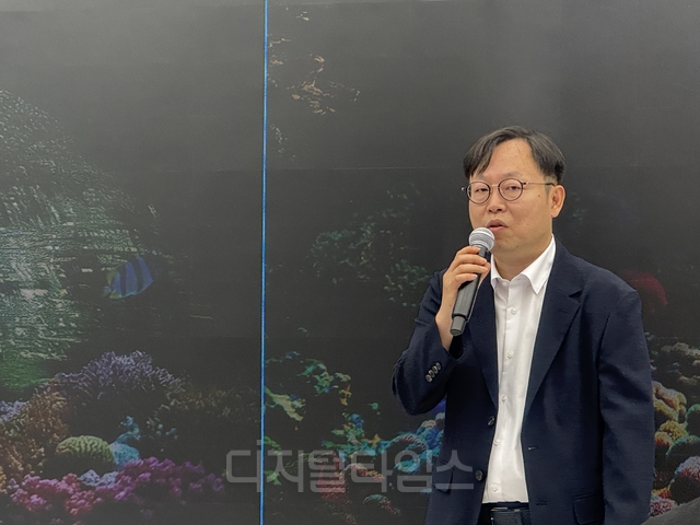 이종포 삼성전자 영상디스플레이사업부 개발팀 상무가 12일 서울 서초구 삼성 강남에서 마이크로 RGB TV 출시 기자간담회에 참석해 발표하고 있다. 이상현 기자