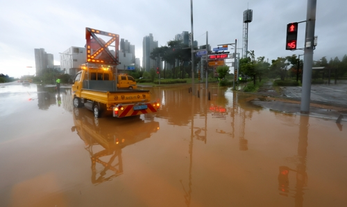 인천서 빗길 미끄러진 차량 도로 옆 호수로 추락…40대 운전자 사망