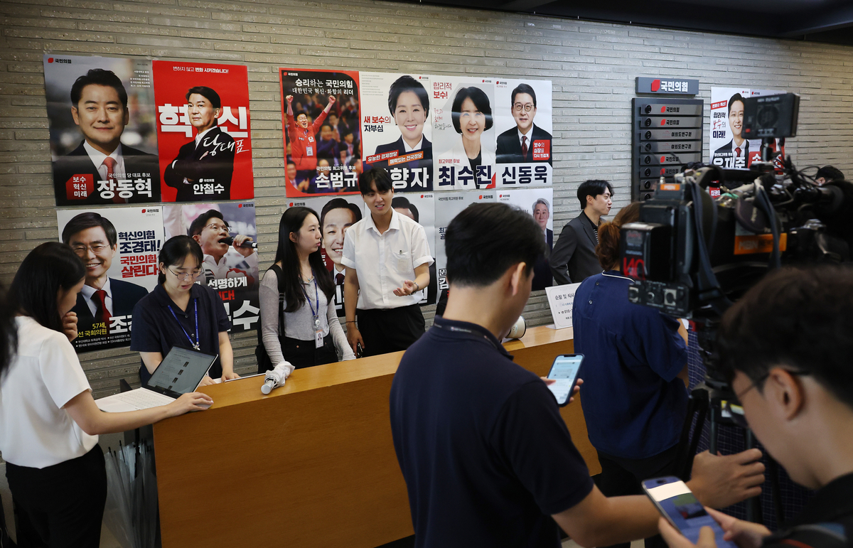 국힘, 중앙당사 압수수색에 격앙…“빈집털이” “깡패짓”