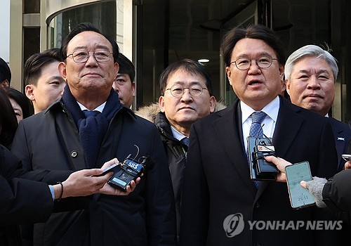 지난 2월 4일 서울 서초구 서울고등법원에서 열린 문재인 정부 청와대의 ‘울산시장 선거 개입 의혹’ 사건 2심 선고공판에서 무죄가 선고된 송철호 전 울산시장(왼쪽)과 조국혁신당 황운하 원내대표가 보도진과 인터뷰를 하고 있다. [연합뉴스]