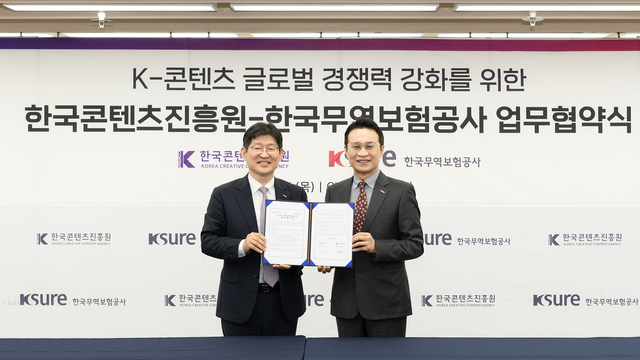 장진욱 한국무역보험공사 부사장(왼쪽)이 14일 서울 한국콘텐츠진흥원 CKL기업지원센터에서 유현석 한국콘텐츠진흥원 원장 직무대행과 업무협약을 체결하고 기념 촬영을 하고 있다. [무보]