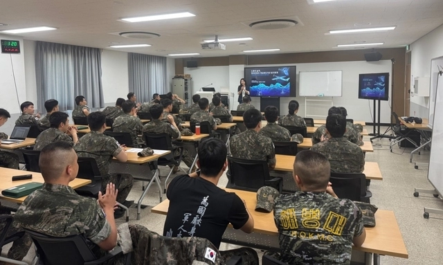 VR군사교육에 대한 설명회를 진행하는 모습 (요요인터렉티브 제공)