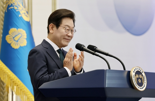 이재명 대통령이 14일 청와대 영빈관에서 열린 ‘광복 80주년, 대통령의 초대’ 행사에서 독립유공자 후손 및 참석자들을 향해 박수를 보내고 있다. [연합뉴스]