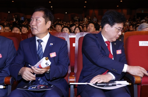 정청래(왼쪽) 더불어민주당 대표와 송언석 국민의힘 비상대책위원장 겸 원내대표가 15일 서울 세종문화회관에서 열린 80주년 광복절 경축식에 참석하고 있다. [대통령실통신사진기자단]