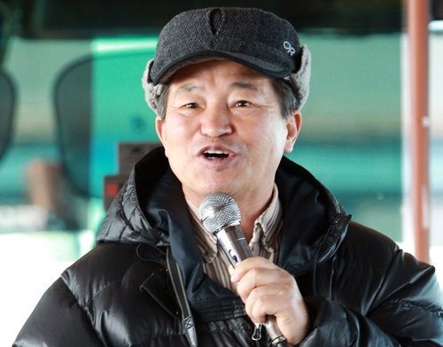 지난 2011년 ‘새박사 윤무부 교수와 함께하는 한강철새탐조유람선’이란 생태체험캠프에서 어린이들에게 철새에 대해 설명하는 고인. [연합뉴스]