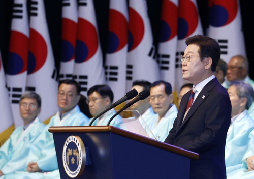 이재명 대통령이 15일 서울 세종문화회관에서 열린 80주년 광복절 경축식에서 경축사를 하고 있다. [대통령실통신사진기자단]