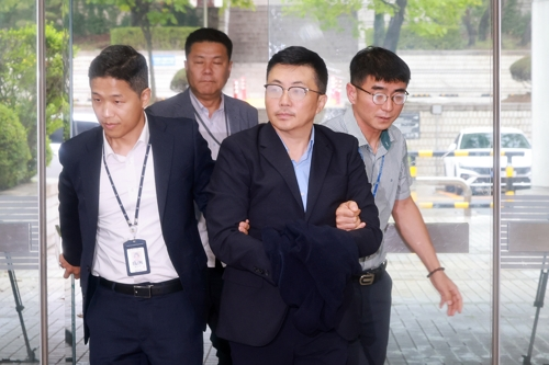 윤석열 전 대통령 배우자 김건희 여사의 ‘집사’로 지목된 김예성씨가 15일 서울 서초구 서울중앙지법에서 열린 구속 전 피의자 심문(영장실질심사)에 출석하고 있다. [연합뉴스]