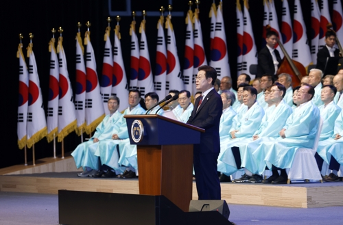 이재명 대통령이 15일 서울 세종문화회관에서 열린 80주년 광복절 경축식에서 경축사를 하고 있다. [대통령실통신사진기자단]