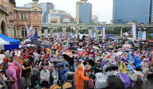 15일 서울역 광장에서 8.15 국가정상화를 위한 광화문 국민대회가 열리고 있다. [연합뉴스]