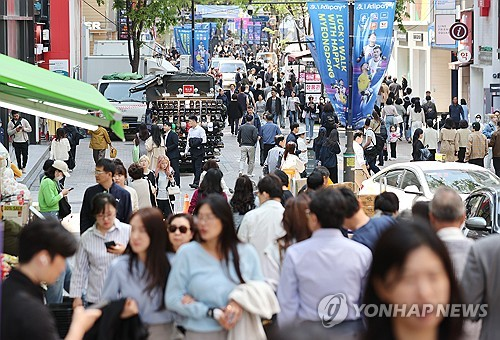 서울 명동을 걷는 시민과 외국인 관광객의 모습. [연합뉴스]
