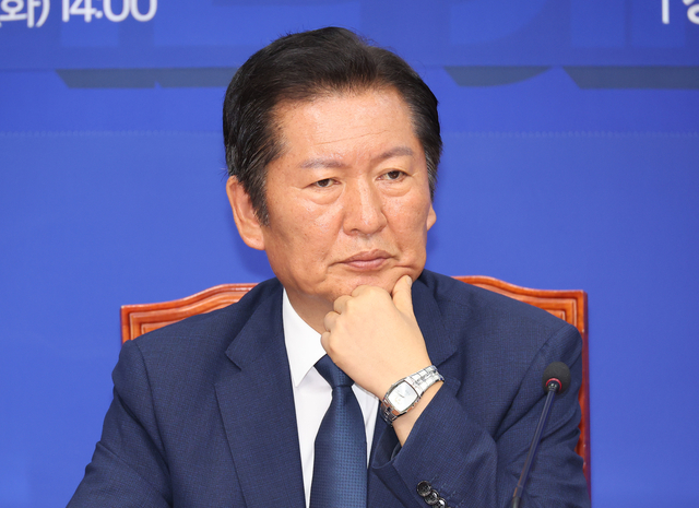 정청래 더불어민주당 대표가 지난 12일 국회에서 열린 당 국민중심 사법개혁특별위원회 출범식·1차 회의에서 생각에 잠겨있다. [연합뉴스]
