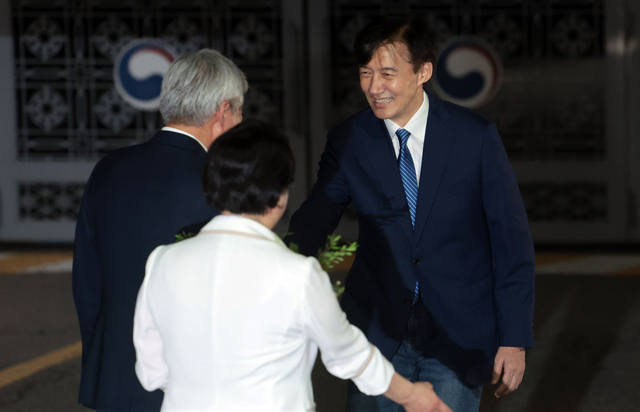 조국 전 조국혁신당 대표가 15일 서울 구로구 남부교도소에서 광복절 특별사면·복권 조치로 출소하며 김선민 당 대표 권한대행과 인사하고 있다. [연합뉴스]