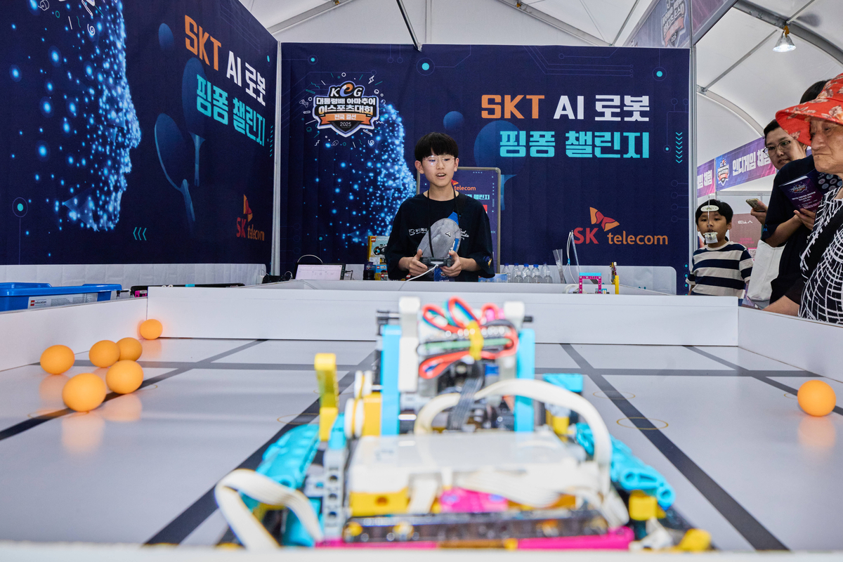 SKT, 아마추어 e스포츠 대회장에 AI 체험존 설치! 핑퐁 로봇부터 코딩 교육까지!