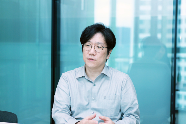성낙호 네이버클라우드 하이퍼클로바 기술총괄이 디지털타임스와 인터뷰하고 있다. 네이버 제공