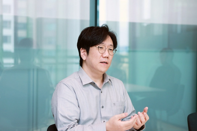 성낙호 네이버클라우드 하이퍼클로바 기술총괄이 디지털타임스와 인터뷰하고 있다. 네이버 제공