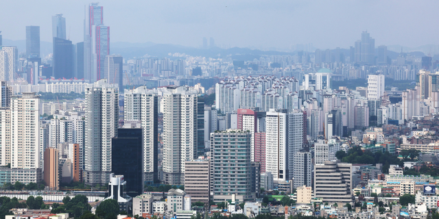 서울 남산 전망대에서 바라본 아파트 단지. [연합뉴스 제공]