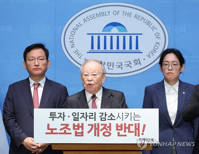 손경식 한국경영자총협회(경총) 회장이 18일 서울 여의도 국회 소통관에서 노란봉투법 수정을 촉구하는 기자회견을 하고 있다. 연합뉴스
