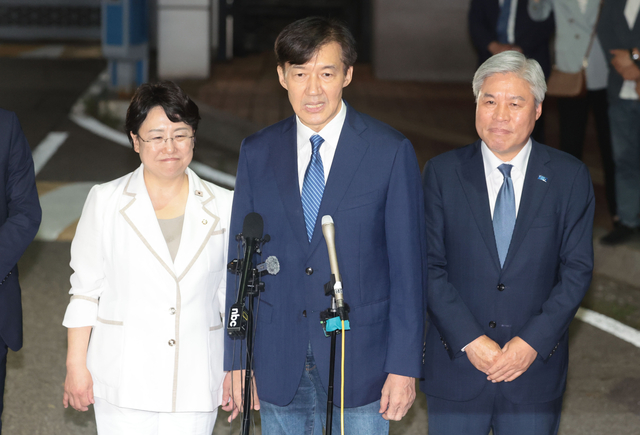 조국 전 조국혁신당 대표가 15일 광복절 특별사면·복권 조치로 서울 구로구 남부교도소에서 출소하며 대국민 인사를 하고 있다. [연합뉴스]
