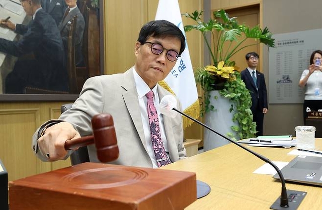 이창용 한국은행 총재가 지난달 10일 서울 중구 한국은행에서 열린 금융통화위원회에서 의사봉을 두드리고 있다. 연합뉴스