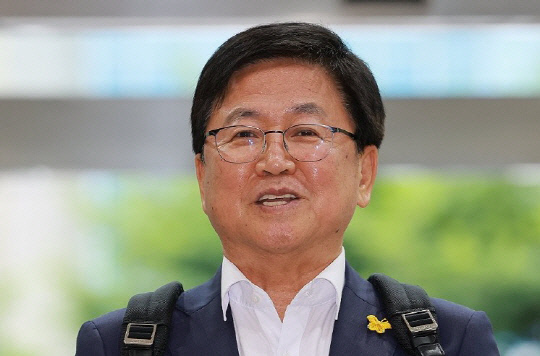 최교진 사회부총리 겸 교육부 장관 후보자가 14일 인사청문회 준비 사무실이 마련된 서울 영등포구 여의도 한국교육시설안전원으로 출근하며 지명 소감을 밝히고 있다. [연합뉴스.]