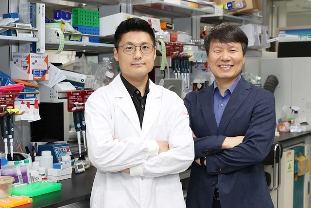 신종필(왼쪽) KAIST 생명과학과 박사,  허원도 KAIST 교수.