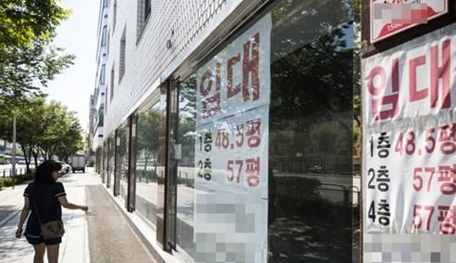 한 시민이 상가 임대 광고를 살펴보고 있다.[연합뉴스]