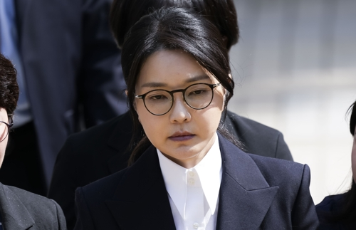 윤석열 전 대통령 부인 김건희 여사가 12일 구속 전 피의자 심문(영장실질심사)을 마친 뒤 서울 서초구 서울중앙지법을 나서고 있다.  [사진공동취재단]