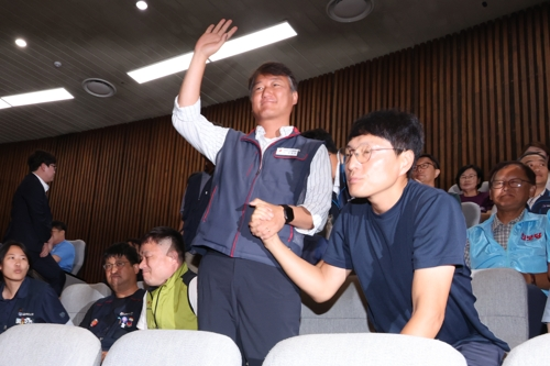 24일 국회 본회의에서 ‘노동조합 및 노동관계조정법 일부개정법률안(노란봉투법)’이 통과되자 민주노총 양경수 위원장과 유최안 한화오션 사내하청지회 조합원(오른쪽)이 환호하고 있다. [연합뉴스]