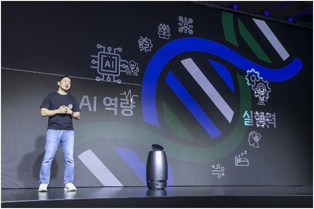 최성환 SK네트웍스 사업총괄 사장 겸 나무엑스 총괄어드바이저(EA)가 지난 4월 서울 광진구에서 열린 나무엑스 브랜드 론칭 행사에서 웰니스 로봇을 소개하고 있다. SK인텔릭스 제공