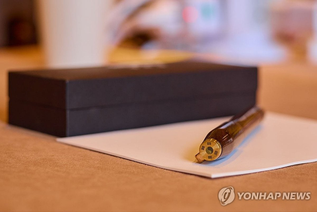 대통령실이 25일(현지시간) 공개한 한미 정상회담을 위해 이재명 대통령이 준비한 선물. 명장이 제작한 금속 거북선, 국산 골드파이브 수제 맞춤형 퍼터, 카우보이 마가 모자, 펜 등이다. 펜은 선물이 아닌 이 대통령의 서명용이었지만 트럼프 대통령의 요청으로 즉석에서 선물했다.  [대통령실 제공=연합뉴스]