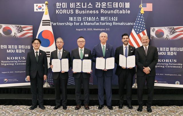 한국수력원자력이 25일(현지시간) 미국 워싱턴DC에서 아마존(Amazon), 엑스에너지(X-energy), 두산에너빌리티와 미국 소형모듈원자료(SMR) 프로젝트에 협력하기로 하고 업무협약을 맺었다. [한수원 제공]