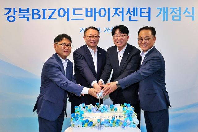 박종화(왼쪽부터) 강북BIZ어드바이저센터 RM지점장, 정진완 우리은행장, 김동성 강북BIZ어드바이저센터장, 배연수 우리은행 기업그룹장이 지난 26일 LG서울역빌딩에서 열린 ‘강북BIZ어드바이저센터’ 개점식에  참석해 기념촬영을 하고 있다. [우리은행 제공]