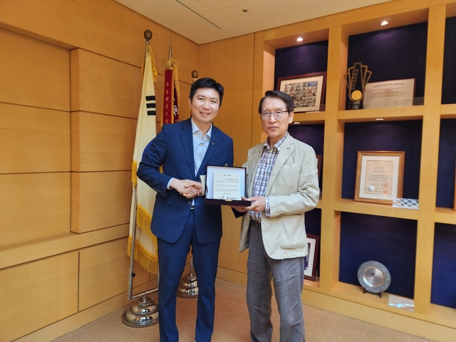 유승민(왼쪽) 대한체육회장이 신창재 교보생명 대표이사 겸 이사회 의장에게 감사패를 전달하고 있다. [대한체육회 제공]