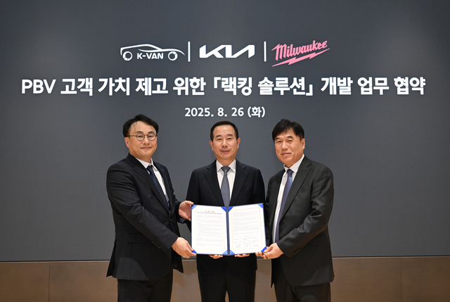 기아가 26일 서울 압구정 소재 기아360에서 글로벌 공구 브랜드 ‘밀워키’, 국내 랙킹 솔루션 전문 기업 ‘케이밴’과 함께 ‘PBV 고객 가치 제고를 위한 랙킹 솔루션 개발’ 업무협약을 체결했다. 사진은 정의근(왼쪽부터) 케이밴 대표이사, 정원정 기아 국내사업본부장 부사장, 박용범 밀워키 코리아 대표이사가 체결식에서 기념촬영을 하는 모습. 기아 제공