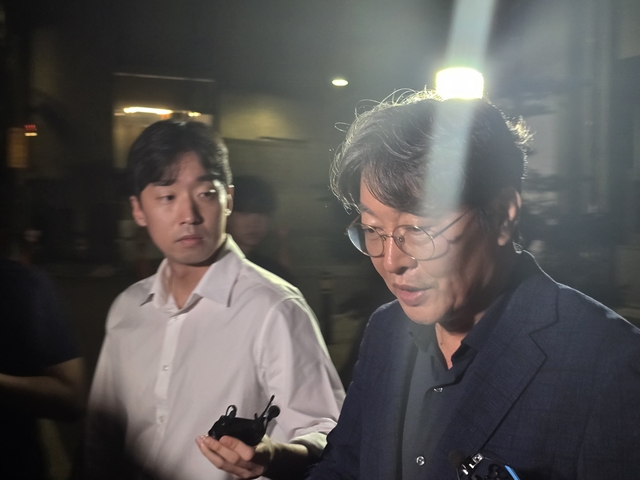 차명 주식거래 의혹을 받는 이춘석 무소속 의원이 지난 15일 마포구 서울경찰청 광역수사단 청사에서 조사를 마친 뒤 귀가하고 있다. [연합뉴스]