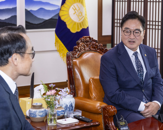 우원식 국회의장이 27일 국회 본청에서 취임 인사차 예방해 온 허철훈(왼쪽) 중앙선거관리위원회 사무총장을 접견하면서 12·3 비상계엄 사태 당시 계엄군이 침투한 국회와 선관위 상황에 대해 말하고 있다.<연합뉴스 사진>
