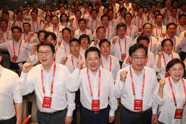 28일 인천국제공항공사 항공교육원에서 열린 2025 국민의힘 국회의원 연찬회에서 장동혁 대표, 송언석 원내대표 등 참석자들이 포즈를 취하고 있다. 이날 장 대표는 “여러 사람이 모여 앉아 식사하고 덕담을 나누는 것이라면 영수회담이라고 생각하지 않는다”며 이재명 대통령에게 사실상 독대를 요구했다. 연합뉴스
