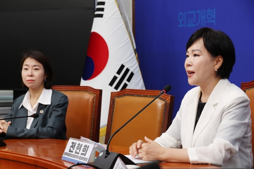 31일 서울 여의도 국회에서 더불어민주당 3대특검 종합대응특위 총괄위원장 전현희 최고위원이 기자회견을 하고 있다. [연합뉴스]