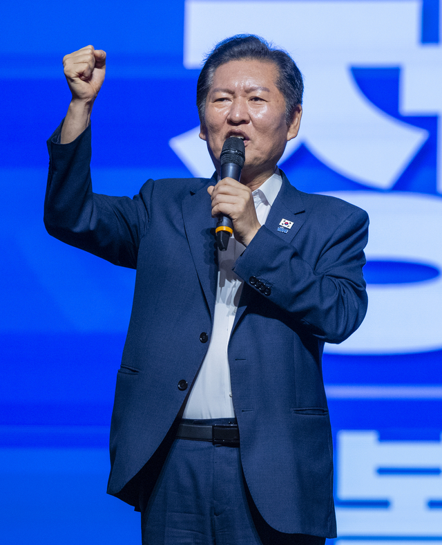 정청래 더불어민주당 대표가 지난 29일 인천시 중구 파라다이스시티 컨벤션에서 열린 2025 정기국회 더불어민주당 의원단 워크숍에서 연설하며 구호를 외치고 있다. [연합뉴스]