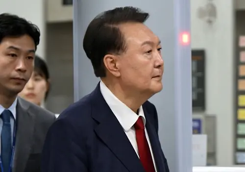 ‘12.3 비상계엄 사태’ 관련 내란 혐의를 받는 윤석열 전 대통령이 지난 7월9일 서울 서초구 서울중앙지방법원에서 구속 전 피의자 심문(영장실질심사)을 마치고 법원을 나서고 있다.<사진공동취재단·연합뉴스>